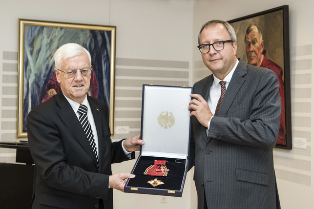 Der Präsident des Verfassungsgerichtshofs Österreich wird mit dem Großen Verdienstkreuz mit Stern und Schulterband ausgezeichnet