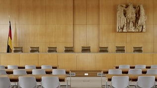 Bild: Richterbank im Sitzungssaal