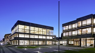Bild: Sitzungssaalgebäude (links) und Richterring (rechts)